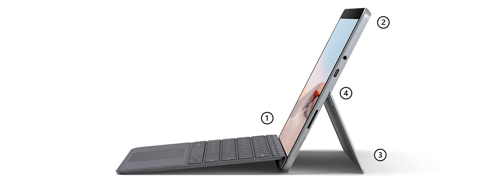 帶有 Surface Go 特制版專業鍵盤蓋（亮鉑金）的筆記本模式的 Surface @P1，重點突出支持觸控筆的觸控屏、麥克風和攝像頭、一體式支架以及 USB-C 端口。